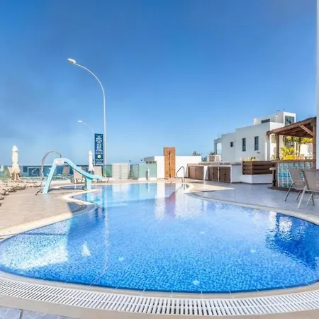 Luxury Beachfront With Sea View, 1284 Villa